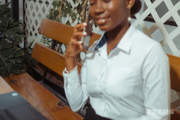 高清摄影 年轻女子在户外咖啡馆打电话。