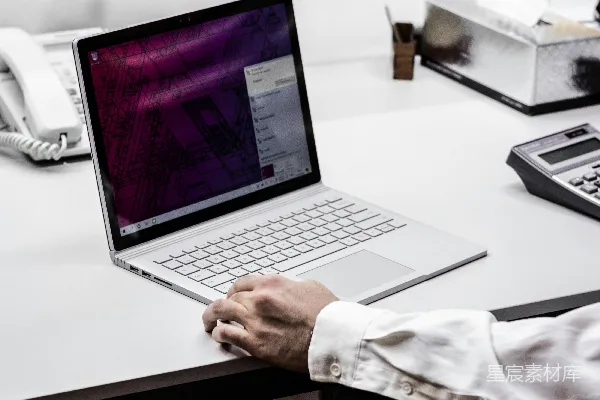 高清摄影 穿着黑色西装的人使用MacBook Pro