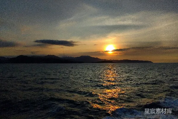高清摄影 夕阳落下在一片水域之上