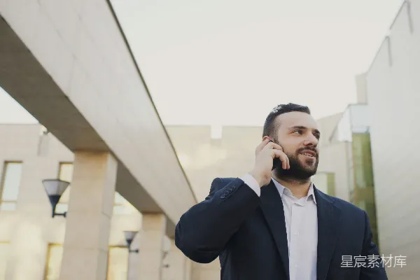 高清摄影 穿西装的男人在户外打电话