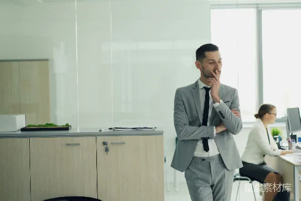 高清摄影 西装革履的男子在现代化的办公环境中思考。
