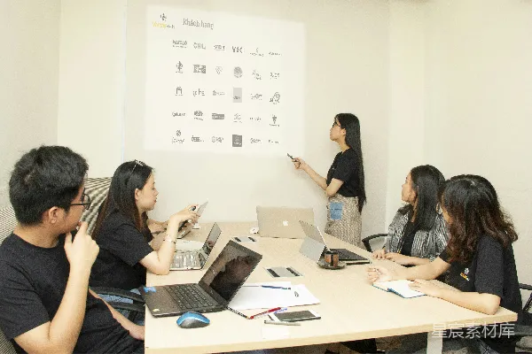 高清摄影 站在投影屏幕旁边的女人