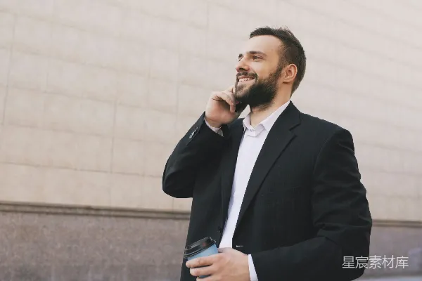 高清摄影 穿西装的男人边打电话边拿着咖啡杯