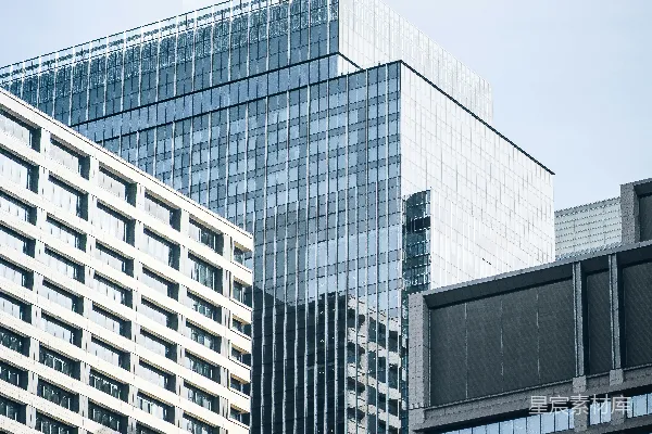 高清摄影 两栋高大的建筑物挨在一起。