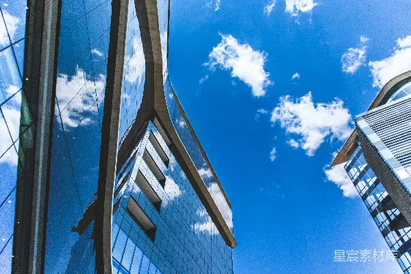 高清摄影 蓝天白云下的白墙蓝瓦建筑