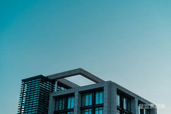 高清摄影 一座高大的建筑，背景是天空。