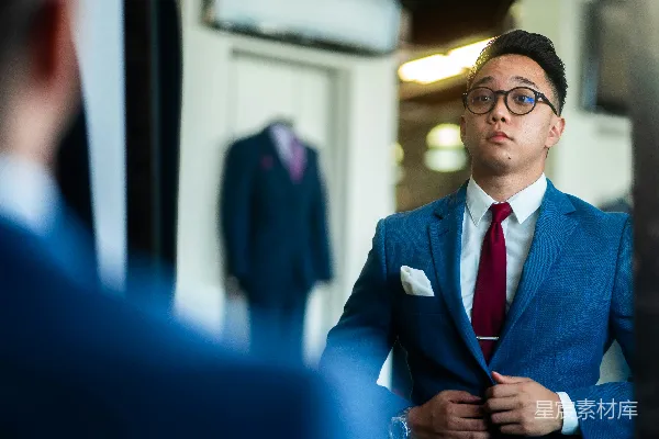 高清摄影 穿黑色西装戴着眼镜的男人
