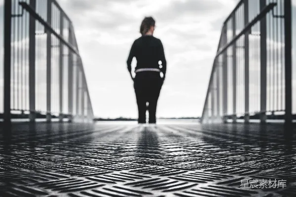 高清摄影 黑白照片中的女人在灰色金属栏杆之间