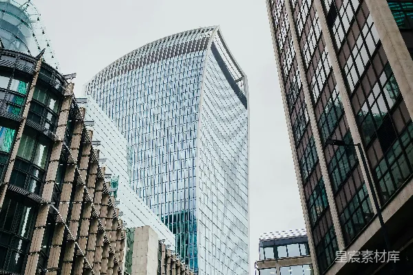 高清摄影 几栋高大的建筑物并排坐落在一起。