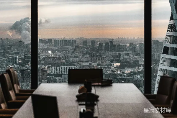 高清摄影 空荡的会议室，日落时分的城市全景。