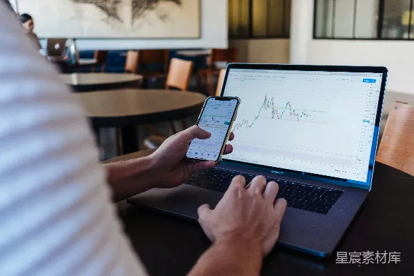 高清摄影 使用智能手机和MacBook Pro的人