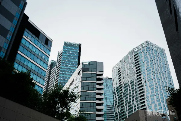 高清摄影 现代高层建筑矗立在明亮的天空下。