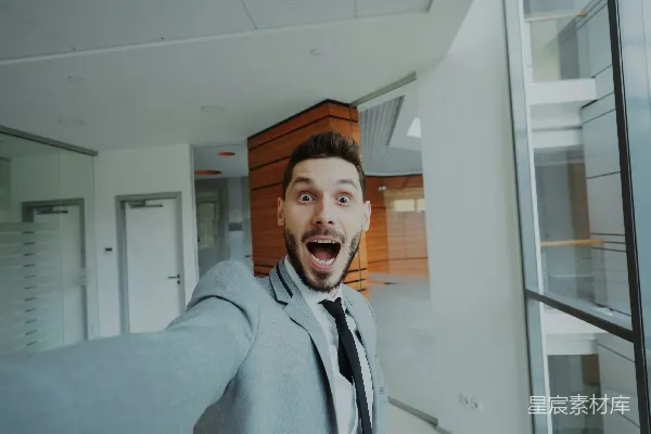 高清摄影 穿着西装的男人带着惊讶的表情自拍