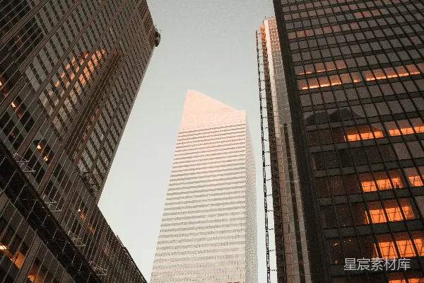 高清摄影 白天，低角度拍摄两座幕墙高层建筑之间的灰色高层建筑