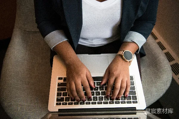 高清摄影 使用MacBook Pro的男人