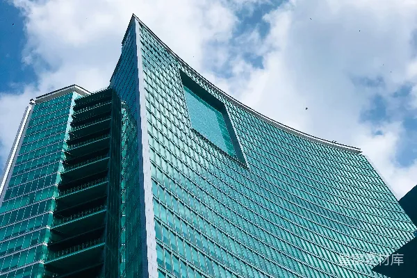 高清摄影 一座非常高的建筑物，背景是蓝天。