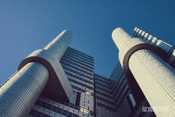 高清摄影 现代高楼大厦，两根大柱子在蓝天背景下。