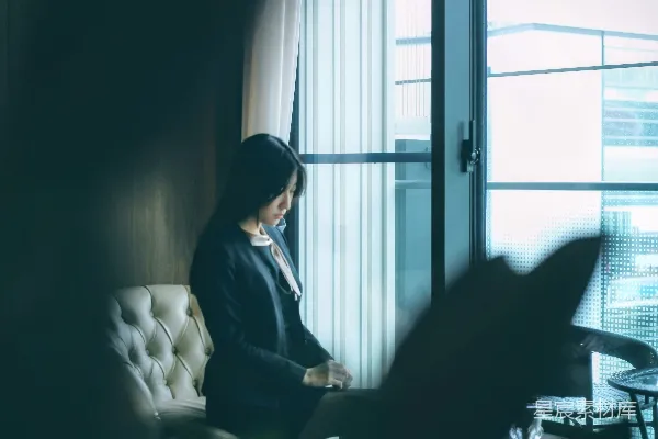 高清摄影 坐在窗户附近的椅子上的一位女士