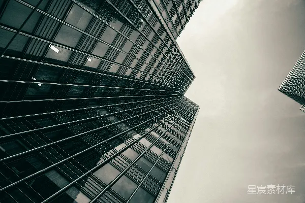 高清摄影 一座非常高的建筑紧挨着另一座高大的建筑。