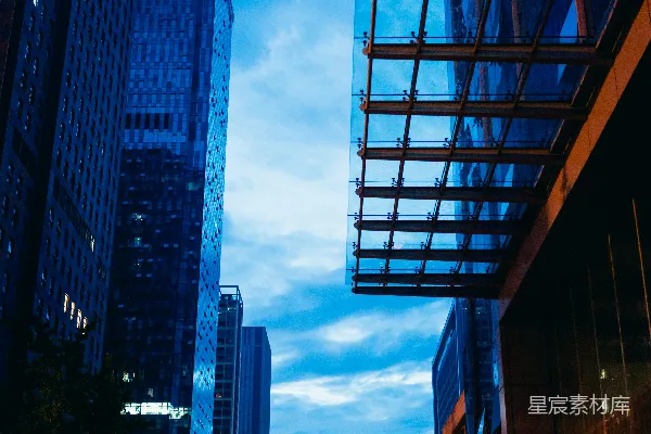 高清摄影 一条夜晚的城市街道，两旁是高楼大厦。