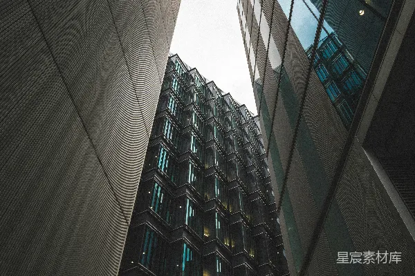 高清摄影 抬头看城市中的一座高楼