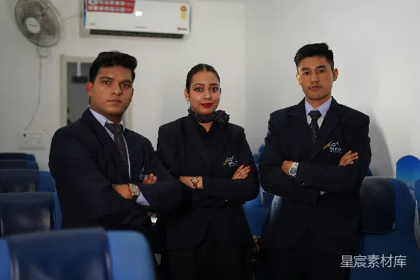 高清摄影 三名乘务员穿着制服摆姿势照相
