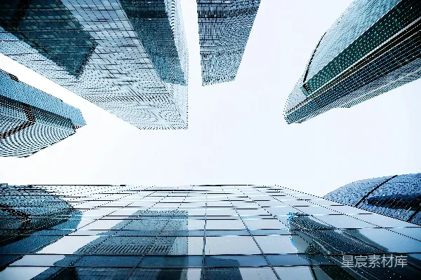 高清摄影 抬头仰望现代的玻璃摩天大楼，在明亮的天空下。
