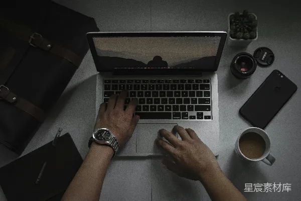 高清摄影 在白色桌子旁使用MacBook Pro的人