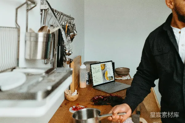 高清摄影 一个男人站在厨房里准备食物。