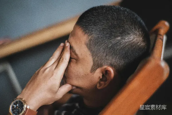 高清摄影 穿黑色衬衫的男人捂着脸