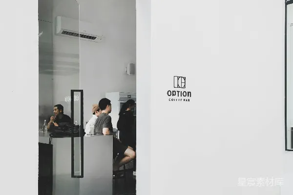 高清摄影 房间里坐着的人们靠近一扇半开的全亮门。