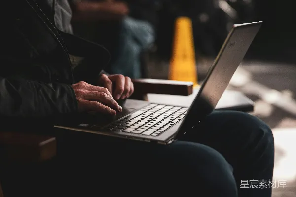 高清摄影 穿着棕色皮夹克的人使用MacBook Pro