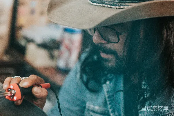 高清摄影 穿蓝色牛仔夹克和棕色牛仔帽的男人