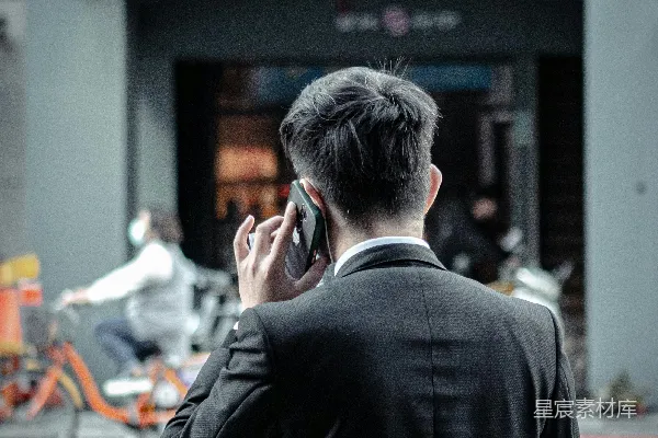 高清摄影 穿黑色西装夹克的男人拿着智能手机