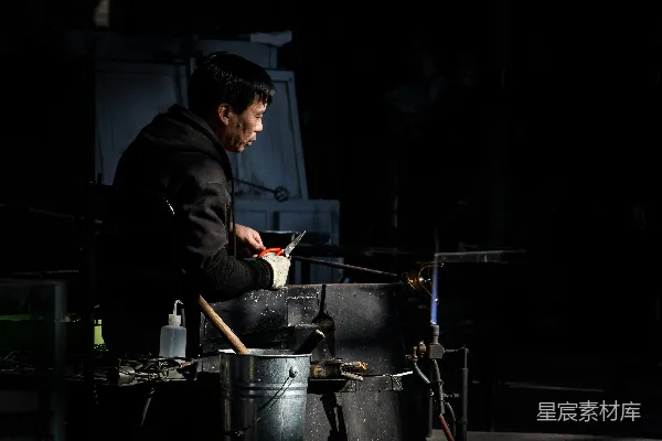 高清摄影 穿黑色夹克的男人坐在灰色的长椅上