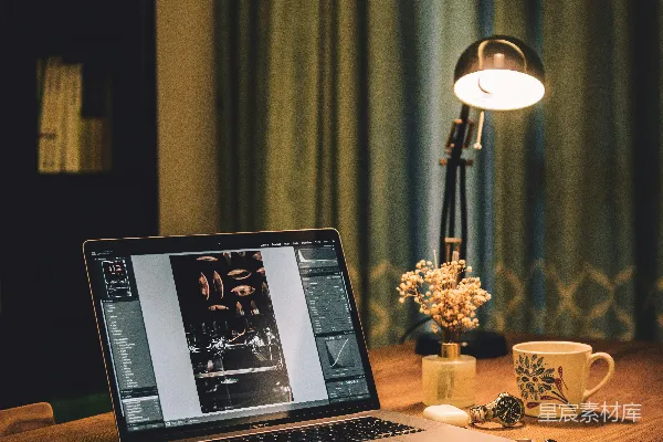 高清摄影 苹果MacBook Pro在棕色木桌上