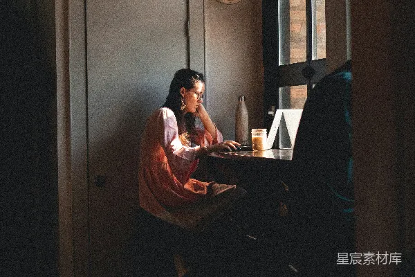 高清摄影 坐在关闭的灰色门前的女人