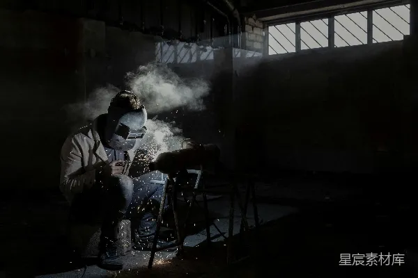 高清摄影 穿白衬衫的男人坐在椅子上