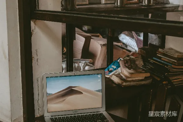 高清摄影 MacBook Air 旁边是一杯拿铁咖啡和一部智能手机。