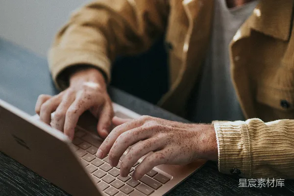 高清摄影 穿黄色衬衫的男人在使用Microsoft Surface Laptop。
