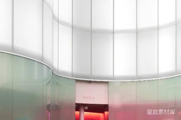 高清摄影 一座建筑的内部，有一面玻璃墙。