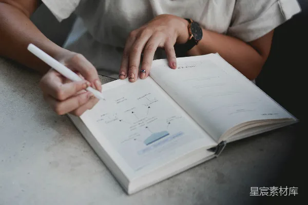 高清摄影 拿着笔在白纸上写字的人