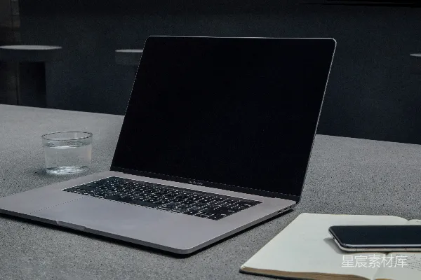 高清摄影 苹果MacBook Pro在桌子上