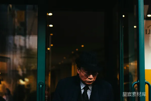 高清摄影 穿着黑色风衣的男人