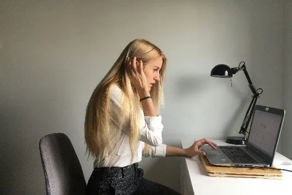 高清摄影 穿白色长袖衬衫和黑色裤子的女人坐在黑色办公转椅上。