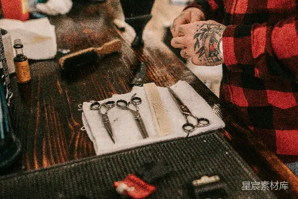 高清摄影 一个人在玩棋盘游戏