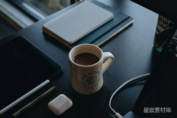 高清摄影 桌子上有一个杯子。