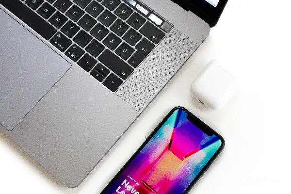高清摄影 笔记本电脑靠近智能手机