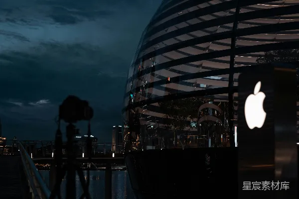 高清摄影 夜晚时分，人们站在玻璃建筑附近。