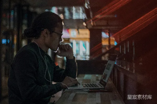 高清摄影 穿黑夹克的男人在使用笔记本电脑